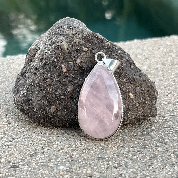 NEW Rose Quartz Pendant - Picture 1 of 3